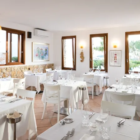 Hotel Ristorante Cavalluccio Marino Отели рядом с достопримечательностью «Пляж Кала-Мадонна»