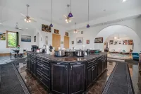 레드어닝의 별빛 타워 맨션, 강, 아케이드, 천문대, 극장 코쉬코농 호텔