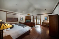 FivePine Lodge - balcony