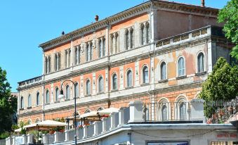Hotel Iris