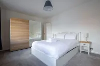 Contemporary Home in Friendly Easton, Free Parking Hotels in Keynsham