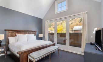 East Side Hideaway 3 Bedroom Condo by RedAwning