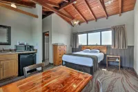 Burkesville Apt w/ Deck, Views & Pool Access! - Wifi