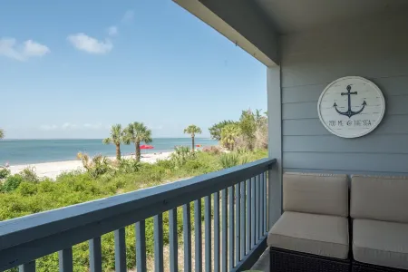 Beachfront condo as featured on HGTV! Отели рядом с достопримечательностью «Cockspur Island Lighthouse»
