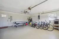 Bikes, Yard & Fire Pit at Upscale Lecanto Home!