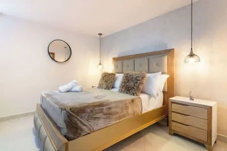 Dual Apts: 6BR by Medellín, Park, Dining, Nightlife, Fast WiFi & Self Checkin