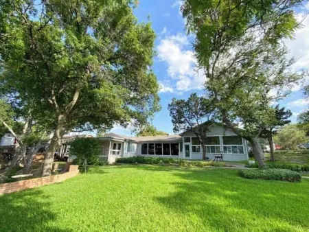 Lakefront fun for 14+pets w/game room deck sunsets