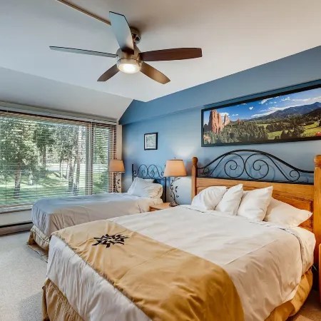 Spacious Remodel, 4Br, Minutes to Conf Center & Slopes! 4 Bedroom Condo by Redawning