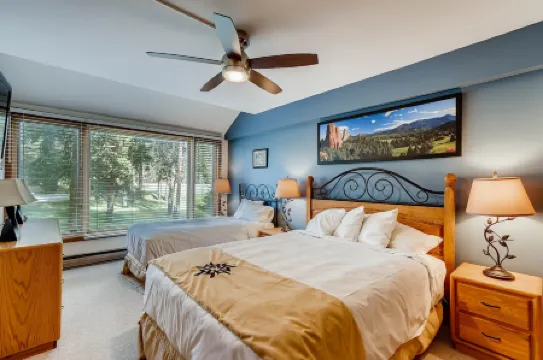 Spacious Remodel, 4Br, Minutes to Conf Center & Slopes! 4 Bedroom Condo by Redawning