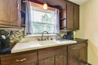 Quiet Cheektowaga Retreat 23 Mi to Niagara Falls!