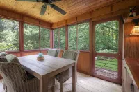 Secluded but only 5 minutes from New River Gorge Bridge