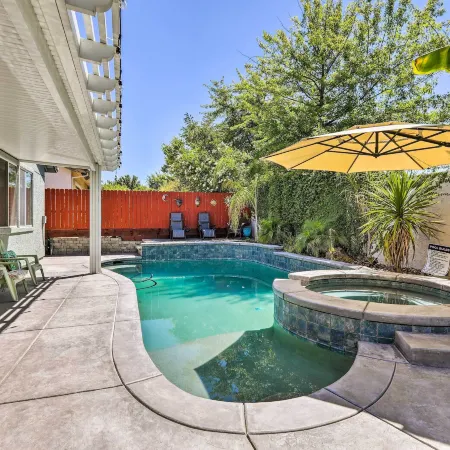 Spacious Folsom Getaway w/ Pool & Hot Tub! Hotele w: Folsom