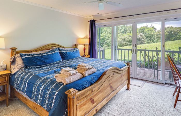 3 Mi to Slopes! Mtn-View Condo in Banner Elk