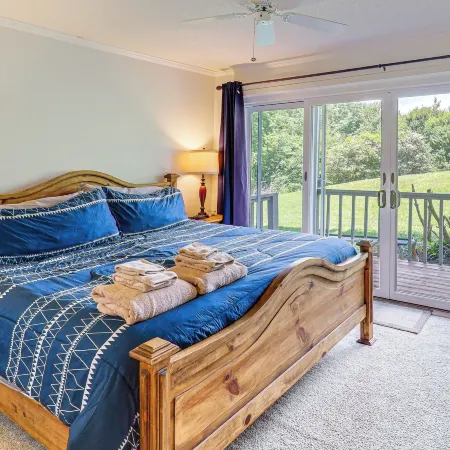 3 Mi to Slopes! Mtn-View Condo in Banner Elk