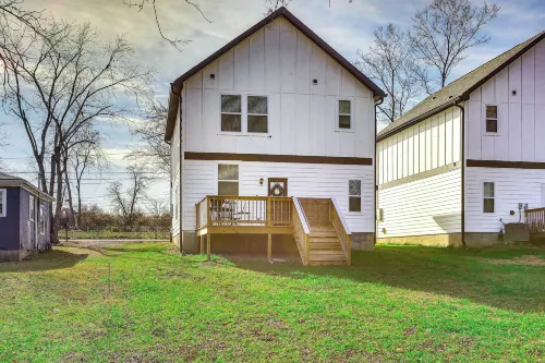 Pet-Friendly Gallatin Home w/ Deck, 1 Mi to Town! - parking