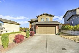 Pet-Friendly Poulsbo Abode w/ Mountain Views!
