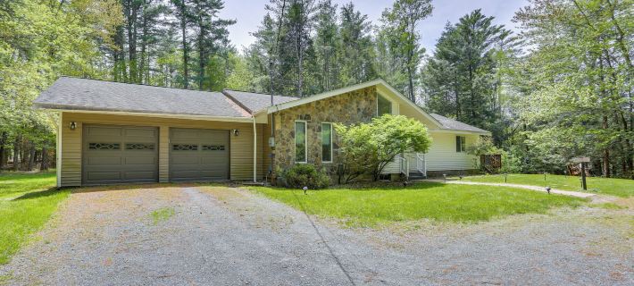 Charming Swan Lake Apartment w/ Deck! Ξενοδοχεία στην πόλη Sullivan County