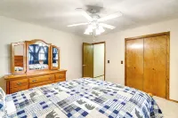'Just a Cast Away' Cassville Cabin w/ Covered Deck - Homestays