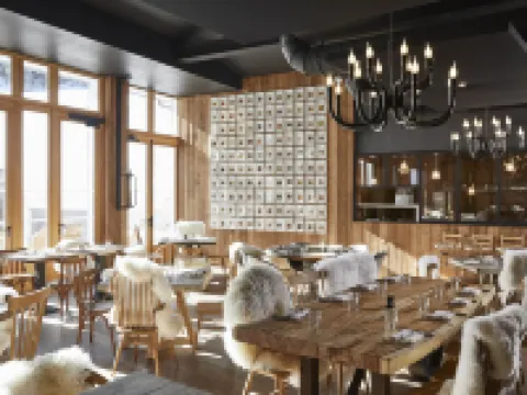 Ecrin Blanc Resort Courchevel - Aquapark Hotels in Courchevel