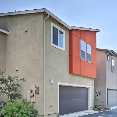 Pet-Friendly Elk Grove Retreat w/ Balcony!