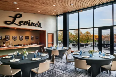 Lockwood Hotel Отели рядом с достопримечательностью «Two Cent Bridge»