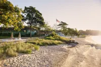 Silver Sands Motel & Beach Bungalows - Beach
