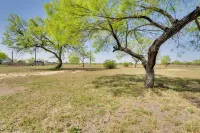 Pet-Friendly Cabin on 3 Acres 7 Mi to Uvalde!