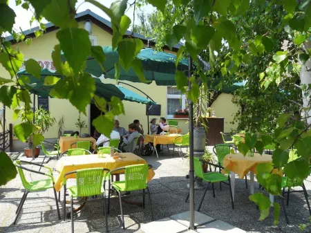 Hotel & Restaurant Alte Molkerei Kölleda Отели в г. Гросбрембах