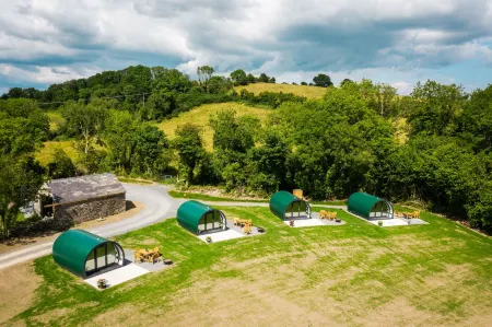 Kinelarty Luxury Glamping Pods Отели рядом с достопримечательностью «Даунпатрик энд Вниз Рейлуэй»