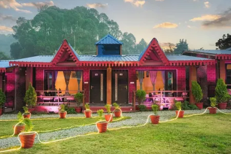 sol glow resort near kainchi dham Отели рядом с достопримечательностью «Shree Kainchi Hanuman Mandir»