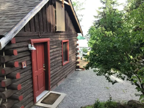 Cabin 2 on Klamath Lake at Point Comfort