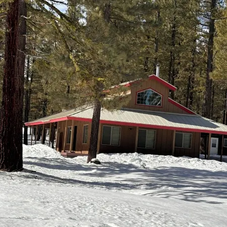 Cozy Cabin with wrap around porch. Walking distance to Chalet View Lodge.