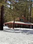 Cozy Cabin with wrap around porch. Walking distance to Chalet View Lodge.