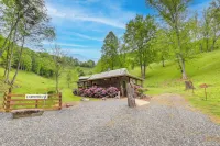 Cozy Mars Hill Farmhouse w/ Scenic Views - Wifi