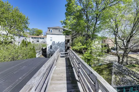 Explore Dtwn, Parks & Colleges: Cozy Worcester Apt Отели рядом с достопримечательностью «Worcester Historical Museum»