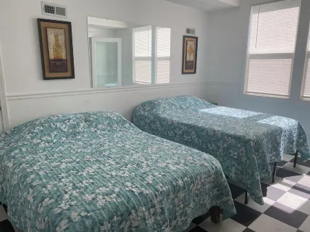 35 min to Louisville, 45 to Churchill Downs. Indoor Basketball court.