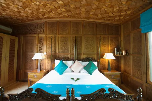 Sukoon Houseboat Dal Lake Hotels in Nishat