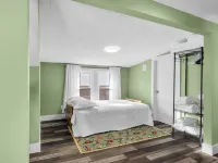 3-bedroom house in perfect Manitowoc Steps away from the beach of Lake Michigan.