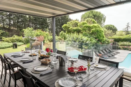 200 meters from the Cité, luxury 2jacuzzis villa and heated swimming pool