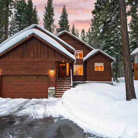 Pinewood Lodge by AvantStay Cozy Cabin Near Ski Resorts Hiking