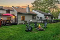 Lakeside Haven Ping Pong, Fire Pit & Mins to Big Boulder & Lake Harmony