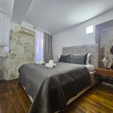 Athos Guesthouse Отели в г. Котор