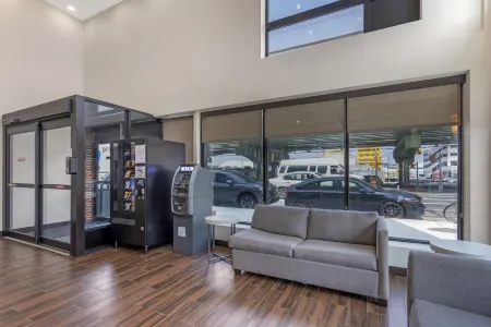 Red Roof PLUS+ Brooklyn - 3rd Ave