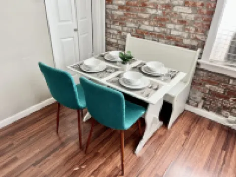 Tower Grove Pet Friendly 2nd Floor Studio - 4 mi to SLU & Barnes -Shared Laundry