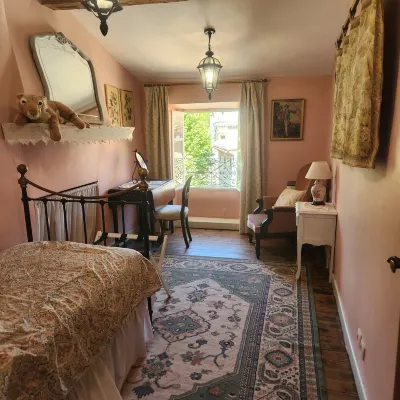 Tout le Monde:  A grand balcony overlooking town square in the heart of Quillan! Hotels in Quillan