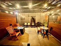 Farmhouse outskirts of Norman’s “Okla. University” fastWiFi, 2-75”TVs, KING BED