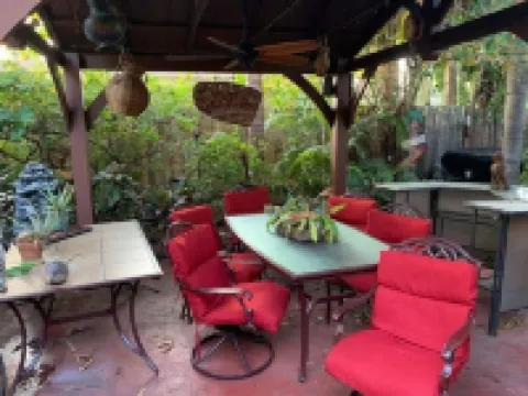 Captin' Joe's Tropical Palm Beach Hot Tub Hideaway