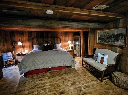 Charming Unique CabinThe LiTTLe House in the Inlet!