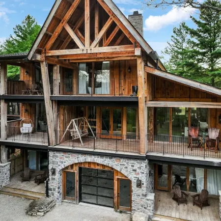 Extraordinary Manor at Dark Horse Estate