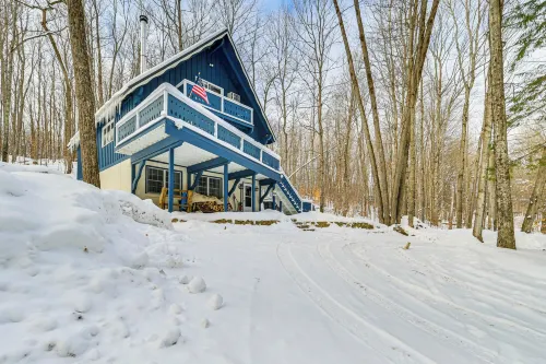 2 Mi to Schuss Mountain: Cozy Cabin w/ Deck - 3-Star
